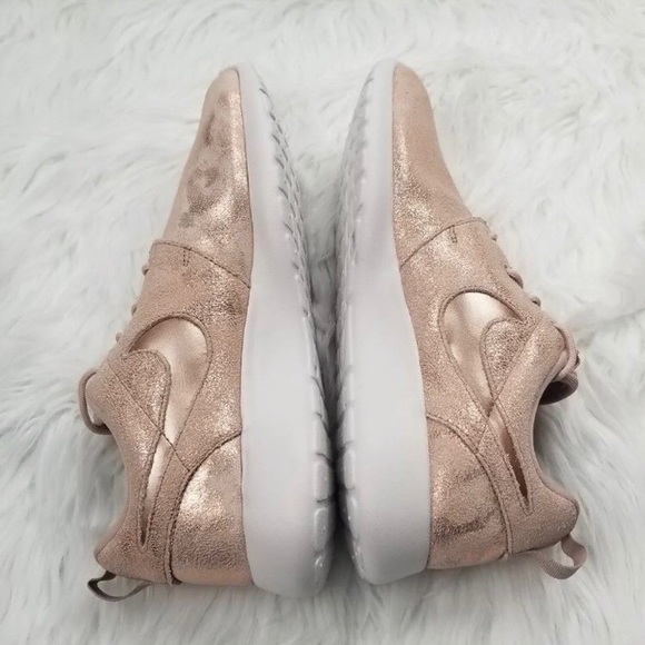 Nike Women's Roshe One Premium Shoes in Rose Gold! - Picture 5 of 8